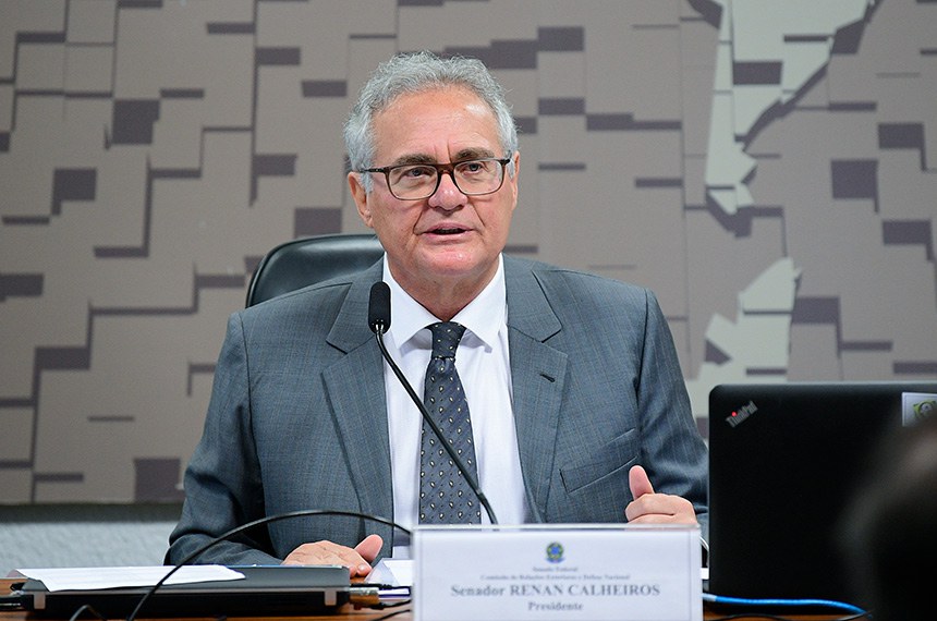 À mesa, presidente da CRE, senador Renan Calheiros (MDB-AL), conduz reunião.