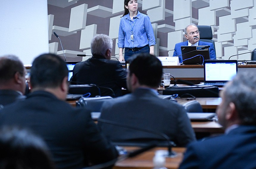 À mesa, presidente da CTEYANOMAMI, senador Chico Rodrigues (PSB-RR), conduz audiência.