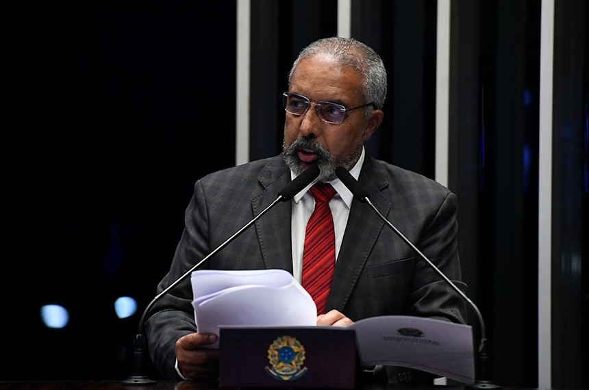 À tribuna, em discurso, senador Paulo Paim (PT-RS). 