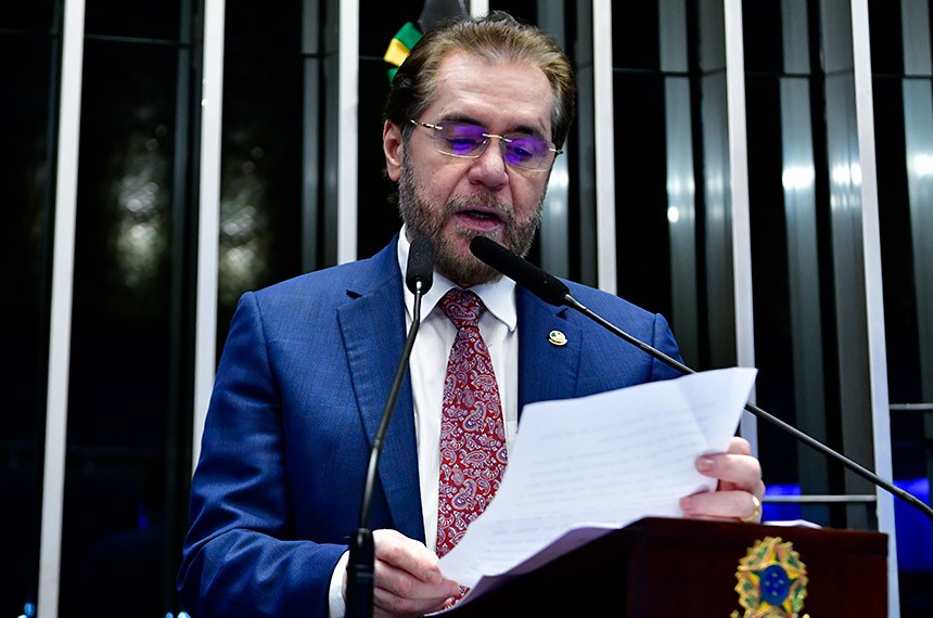 Em discurso , à tribuna,  senador Plínio Valério (PSDB-AM).