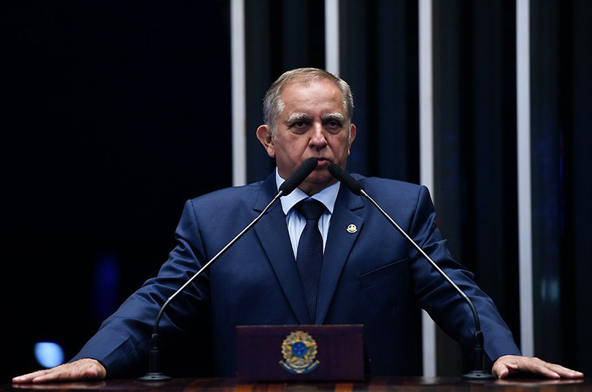 À tribuna, em discurso, senador Izalci Lucas (PSDB-DF). 