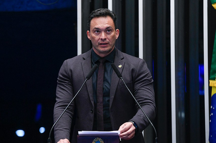 Em discurso, à tribuna,senador Styvenson Valentim (Podemos-RN).