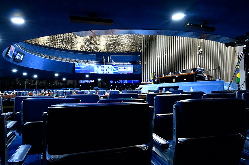 Na ordem do dia, duas medidas provisórias: a primeira cria o Documento Eletrônico de Transporte (DT-e), e a segunda cria o novo Programa Emergencial de Manutenção do Emprego e promove uma minirreforma na legislação trabalhista. Também na pauta do plenário, projeto de lei complementar que trata sobre auxílio para o setor cultural, projeto que permite edificações às margens de rios e lagos em área urbana, e projeto que cria o Programa de Proteção e Promoção da Saúde Menstrual. Senadores ainda podem votar projeto de lei complementar que garante o direito de se candidatar ao gestor público que tenha tido contas julgadas irregulares, e por último, projeto de decreto legislativo que susta que limita a contribuição das empresas estatais aos planos de saúde de empregados organizados sob a forma de autogestão.
 
Plenário vazio.