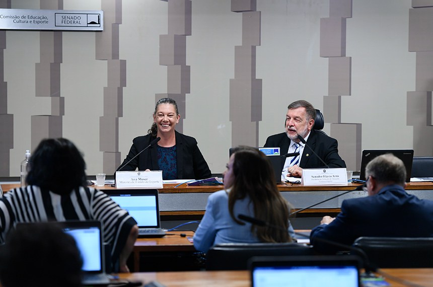 Mesa:
ministra de Estado do Esporte, Ana Beatriz Moser;
presidente da CE, senador Flávio Arns (PSB-PR).