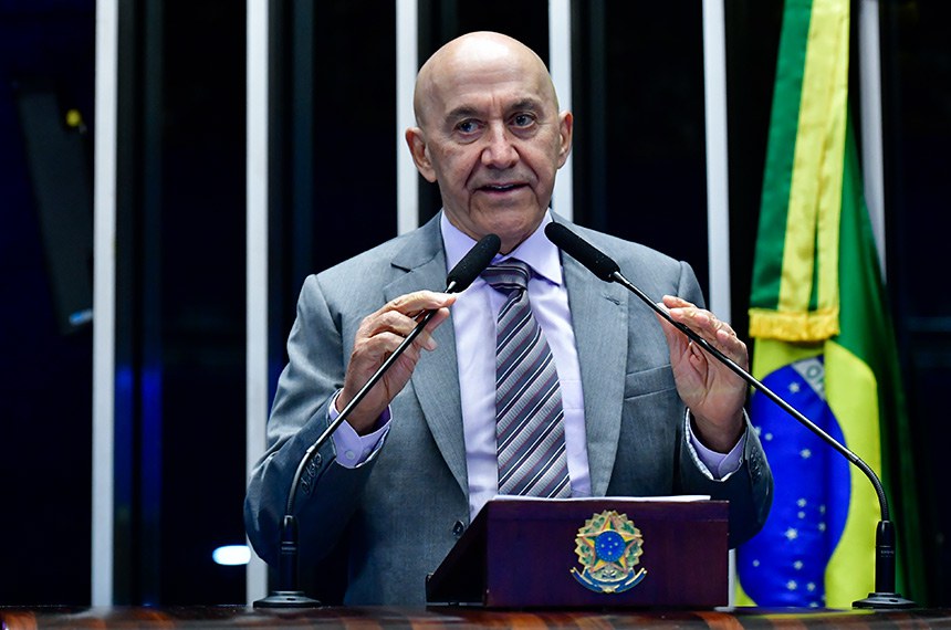 À tribuna, em discurso, senador Confúcio Moura (MDB-RO). 