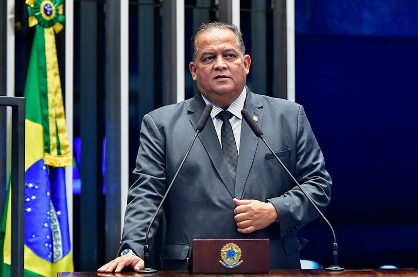 Em discurso, à tribuna,  senador Eduardo Gomes (PL-TO).