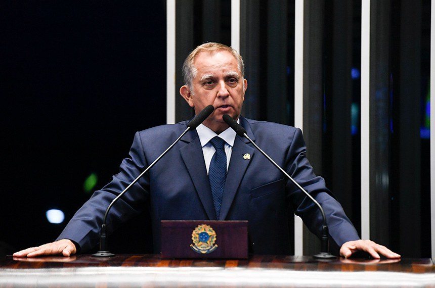 À tribuna, em discurso, senador Izalci Lucas (PSDB-DF). 