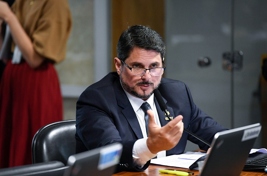 Em pronunciamento, à bancada,  senador Marcos do Val (Podemos-ES).