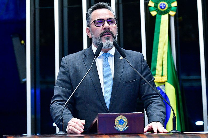 À tribuna, em discurso, senador Alan Rick (União-AC).