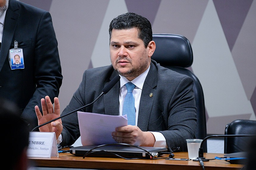 Mesa: 
presidente da CCJ, senador Davi Alcolumbre (União-AP).