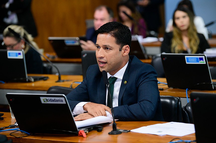 Em pronunciamento, à bancada, senador Rodrigo Cunha (União-AL).