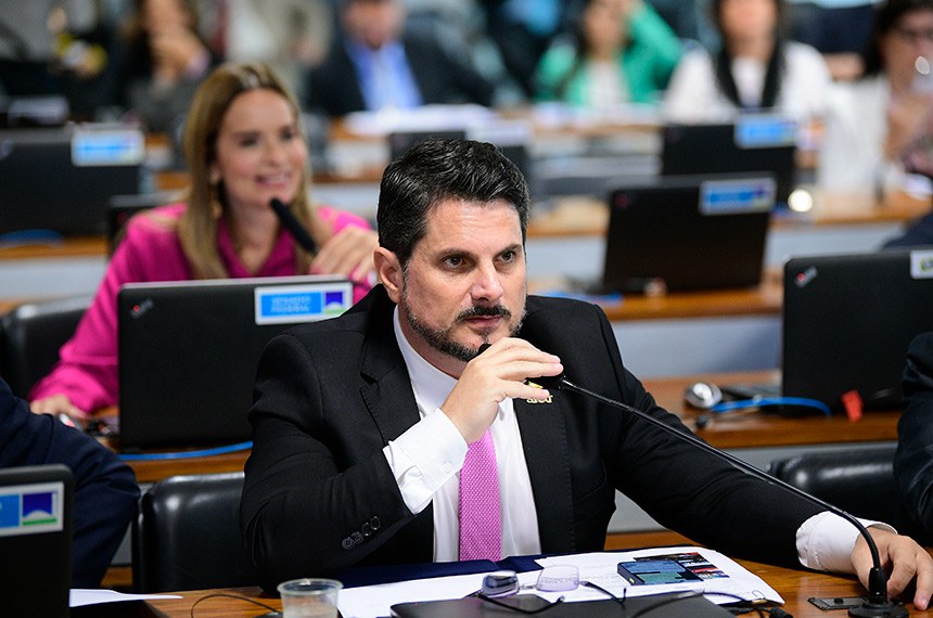 Em pronunciamento, à bancada, senador Marcos do Val (Podemos-ES).