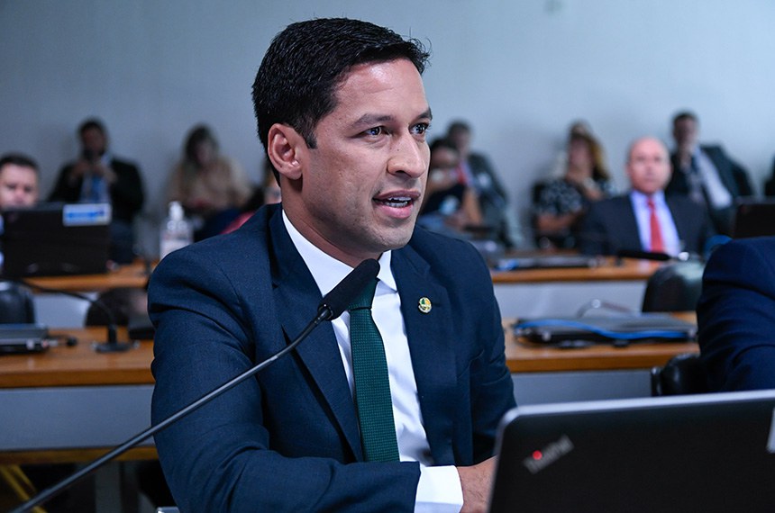 Em pronunciamento, à bancada, senador Rodrigo Cunha (União-AL).
