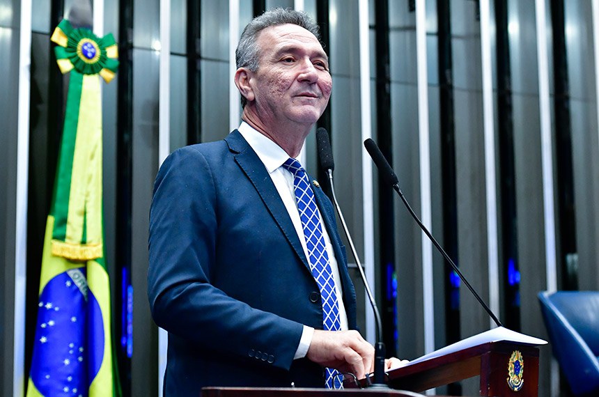 Em discurso, à tribuna, senador Lucas Barreto (PSD-AP).