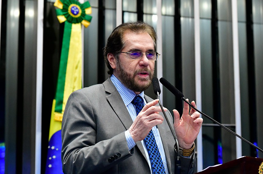 Em discurso, à tribuna, senador Plínio Valério (PSDB-AM).