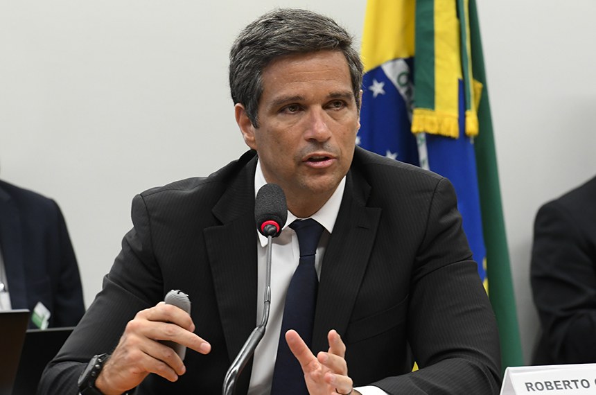 À mesa, em pronunciamento, presidente do Banco Central do Brasil (Bacen), Roberto Campos Neto.