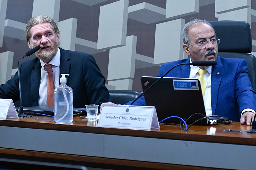 Mesa: 
diretor de Proteção Ambiental do Instituto Brasileiro do Meio Ambiente e dos Recursos Naturais Renováveis (Ibama), Jair Schmitt - em pronunciamento;
presidente da CTEYANOMAMI, senador Chico Rodrigues (PSB-RR).