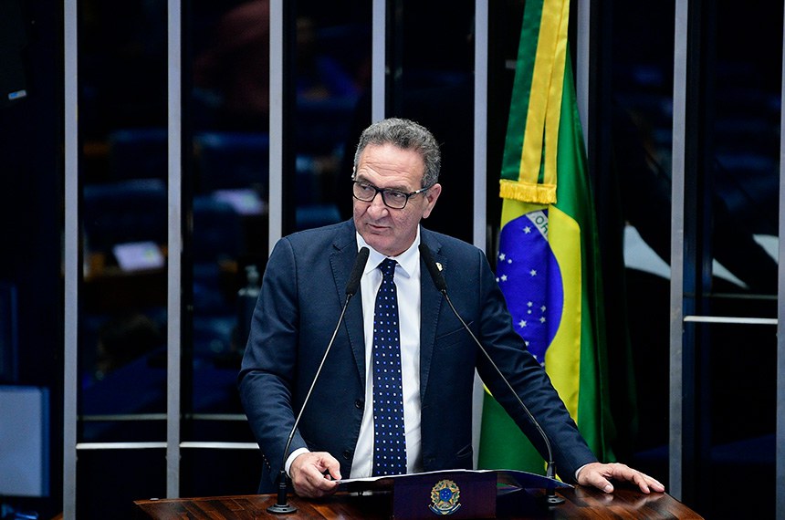 Em discurso, à tribuna, senador Lucas Barreto (PSD-AP)