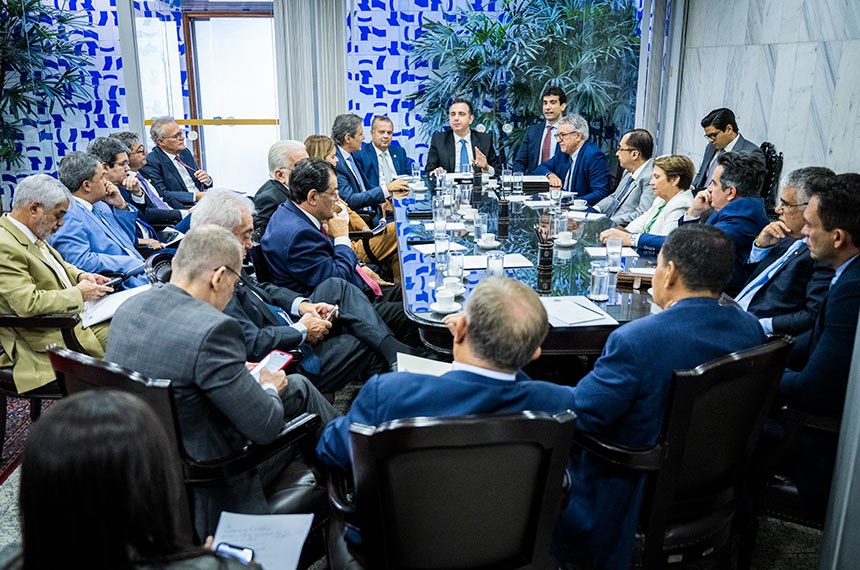 Participam:
presidente do Senado Federal, senador Rodrigo Pacheco (PSD-MG);
senador Rogerio Marinho (PL-RN);
Ministro da Fazenda, Fernando Haddad;
senadora Daniella Ribeiro (PSD-PB);
senador Jaques Wagner (PT-BA);
senador Eduardo Braga (MDB-AM);
senador Otto Alencar (PSD-BA);
senador Fabiano Contarato (PT-ES); 
senador Izalci Lucas (PSDB-DF); 
senador Hamilton Mourão (Republicanos-RS;
senador Styvenson Valentim (Podemos-RN);
senador Ciro Nogueira (PP-PI); 
senadora Tereza Cristina (PP-MS); 
senador Jorge Kajuru (PSB-GO);
senador Luis Carlos Heinze (PP-RS);
senador Renan Calheiros (MDB-AL);
senador Carlos Portinho 
(PL-RJ);
senador Randolfe Rodrigues (Rede-AP);
senador Eduardo Gomes (PL-TO); 
senador Humberto Costa (PT-PE).