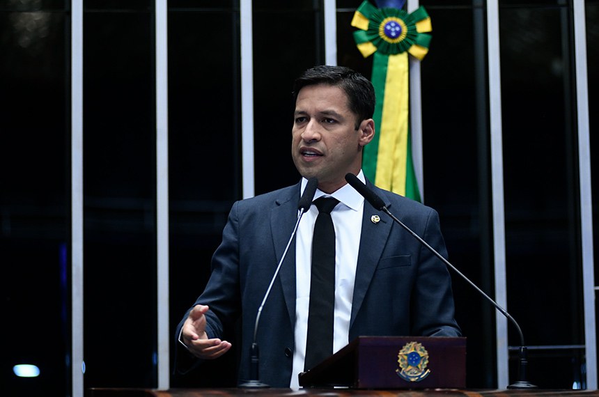 Em discurso, à tribuna, senador Rodrigo Cunha (União-AL).