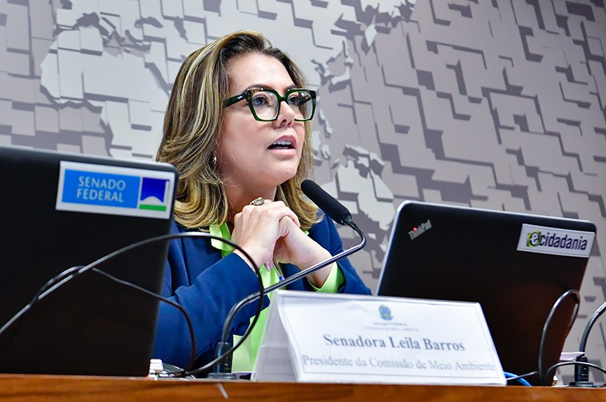 Em pronunciamento, à mesa, presidente da CMA, senadora Leila Barros (PDT-DF).