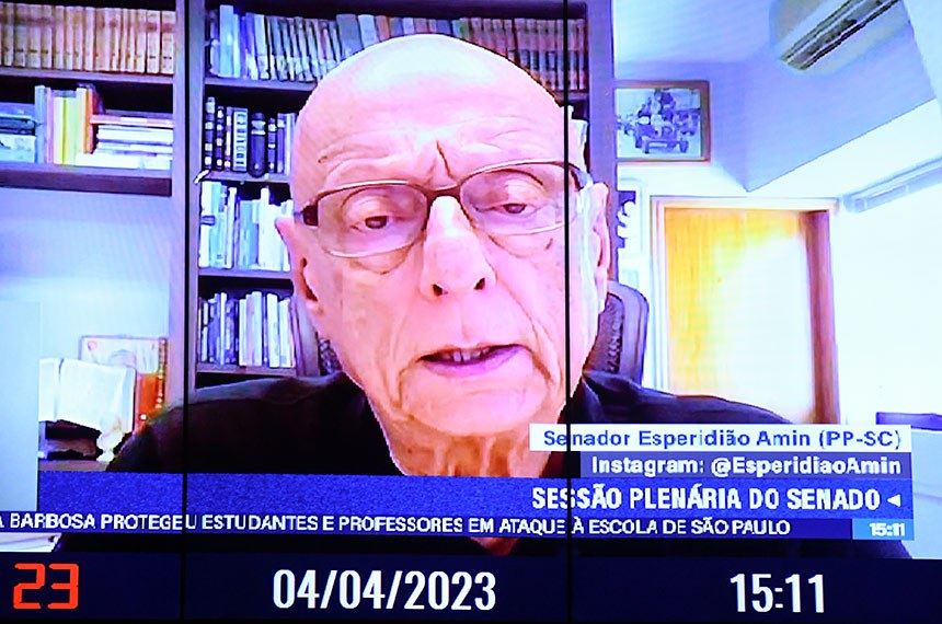 No painel, senador Esperidião Amin (PP-SC) em pronunciamento via videoconfereência.