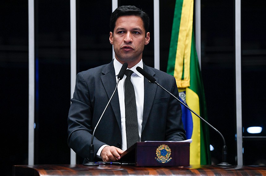 Em discurso, à tribuna, senador Rodrigo Cunha (União-AL).