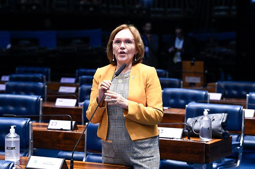 Em pronunciamento, à bancada, senadora Zenaide Maia (PSD-RN).