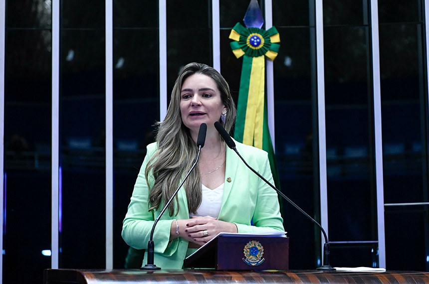 À tribuna, em discurso, senadora Augusta Brito (PT-CE).