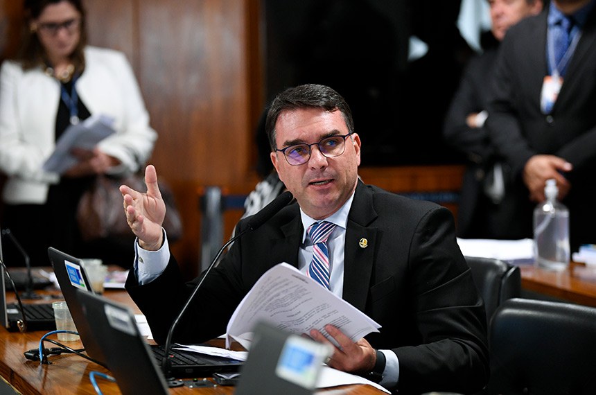 Em pronunciamento, à bancada, senador Flávio Bolsonaro (PL-RJ).