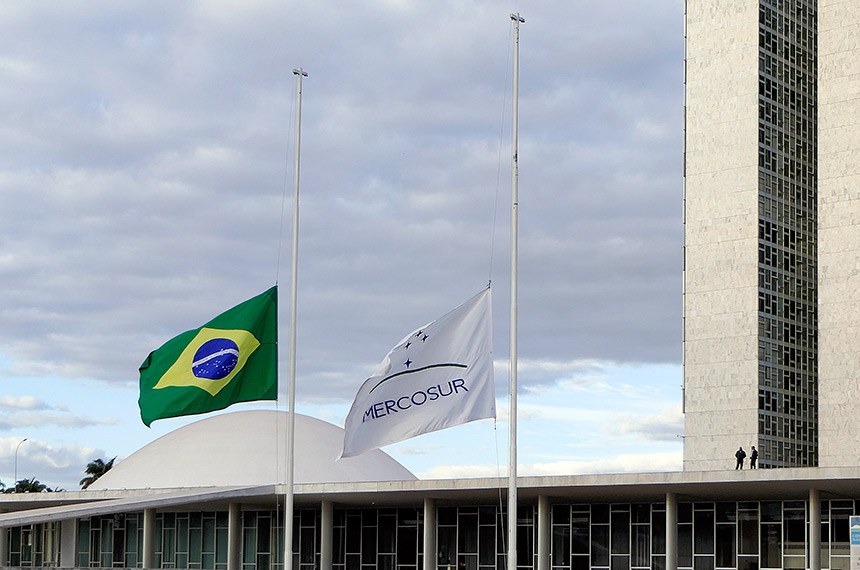 O hasteamento ocorreu no final da tarde deste sábado. Enquanto durar o luto, estão proibidas celebrações, comemorações ou festividades.