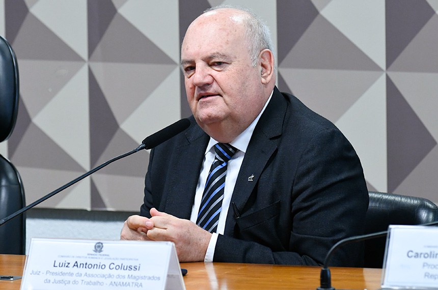 À mesa, em pronunciamento, juiz, presidente da Associação dos Magistrados da Justiça do Trabalho (Anamatra), Luiz Antonio Colussi.