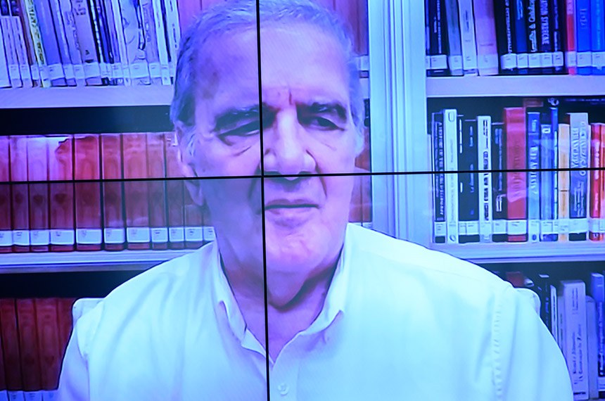 Na tela, economista e professor Luiz Gonzaga Belluzzo em pronunciamento via videoconferência.