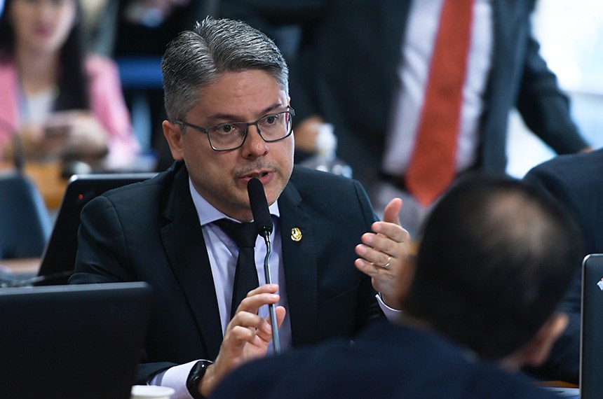 Em pronunciamento, à bancada, senador Alessandro Vieira (PSDB-SE).