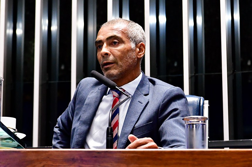 Em pronunciamento, à mesa, senador Romário (PL-RJ).