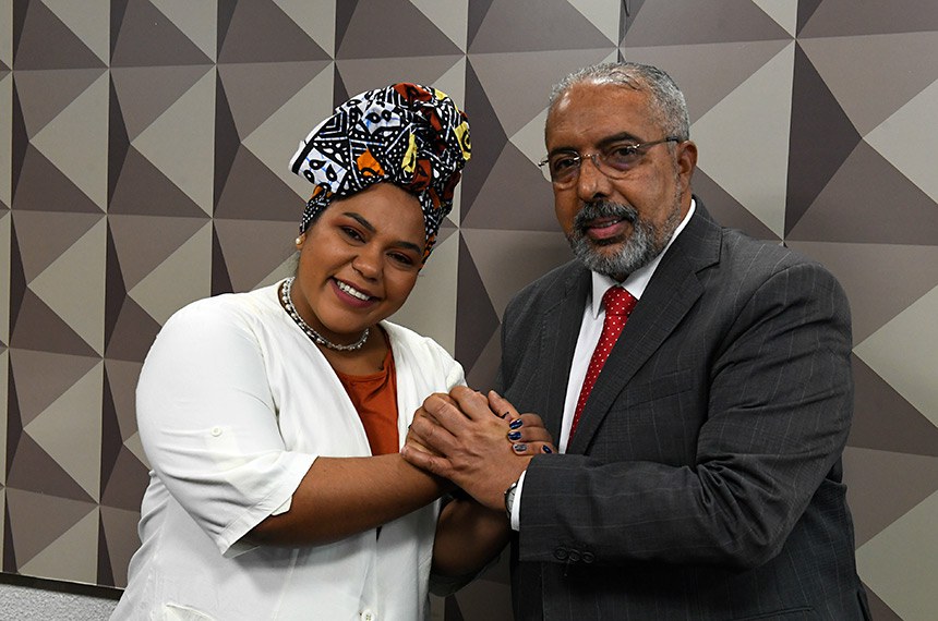 Posam para foto:
coordenadora da Frente Parlamentar Mista Antirracismo, na Câmara dos Deputados, deputada Dandara (PT-MG);
coordenador da Frente Parlamentar Mista Antirracismo, no Senado Federal, senador Paulo Paim (PT-RS).