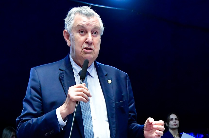 Em pronunciamento, à bancada, senador Luis Carlos Heinze (PP-RS).
