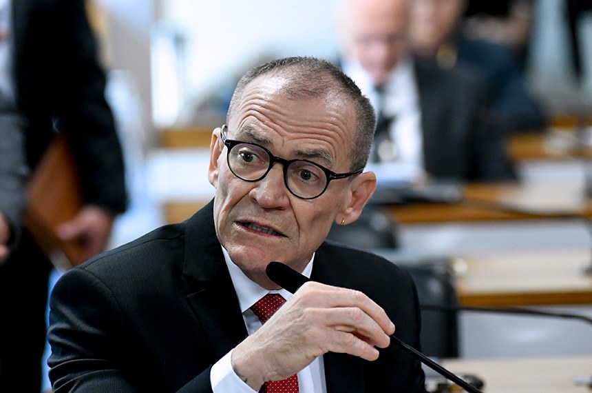 Em pronunciamento, à bancada, senador Fabiano Contarato (PT-ES).