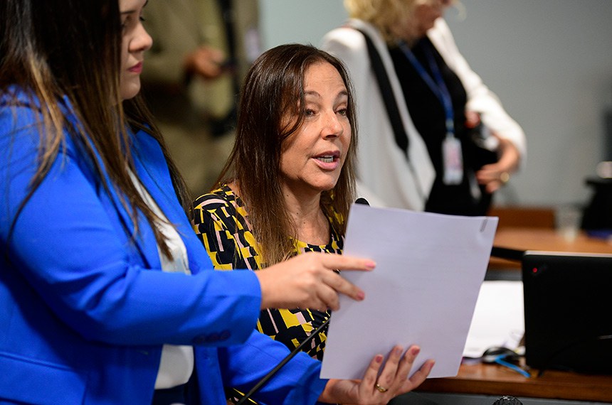À bancada, em pronunciamento, senadora Mara Gabrilli (PSD-SP).