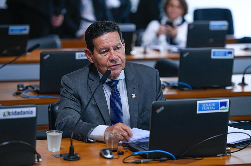 À bancada, em pronunciamento,  senador Hamilton Mourão (Republicanos-RS).