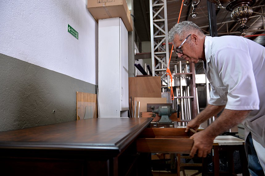 A peça do período do Império foi vandalizada na invasão de 8 de janeiro. Ela ficava na recepção da sala de audiências da Presidência do Senado e agora, após a restauração feita pela equipe do laboratório do Museu do Senado, está quase pronta para voltar ao seu lugar. A previsão é de que seja entregue até o final deste mês