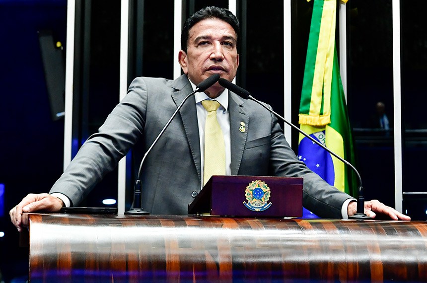 À tribuna, em discurso, senador Magno Malta (PL-ES). 