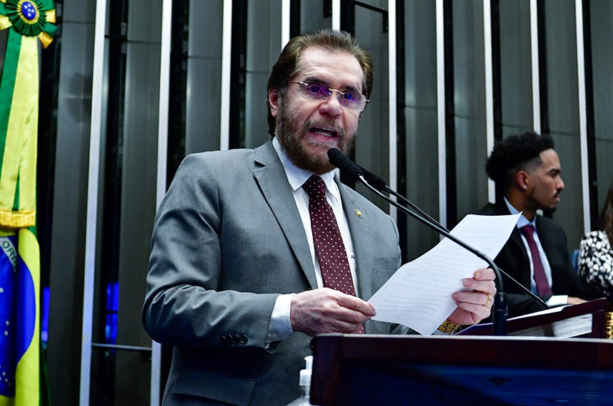 Em discurso, à tribuna, senador Plínio Valério (PSDB-AM).