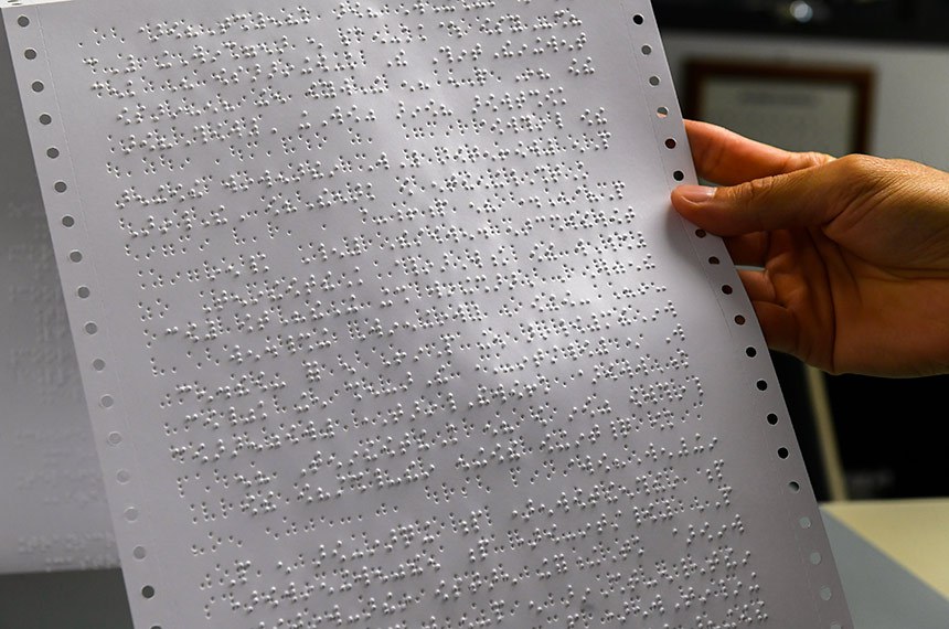 Para receber o Senado Notícias em braile é preciso entrar em contato com a Agência Senado para obter uma espécie de assinatura. Os canais de contato são pelo e-mail agencia@senado.leg.br ou pelo telefone 0800 612211.