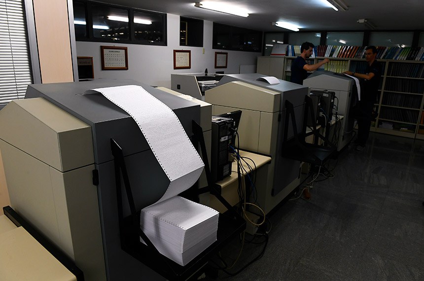 Na foto, impressor em braille do Serviço de Impressão em Braille do Senado Federal (Seib), Marivaldo da Silva Santos.