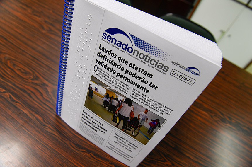 Para receber o Senado Notícias em braile é preciso entrar em contato com a Agência Senado para obter uma espécie de assinatura. Os canais de contato são pelo e-mail agencia@senado.leg.br ou pelo telefone 0800 612211.