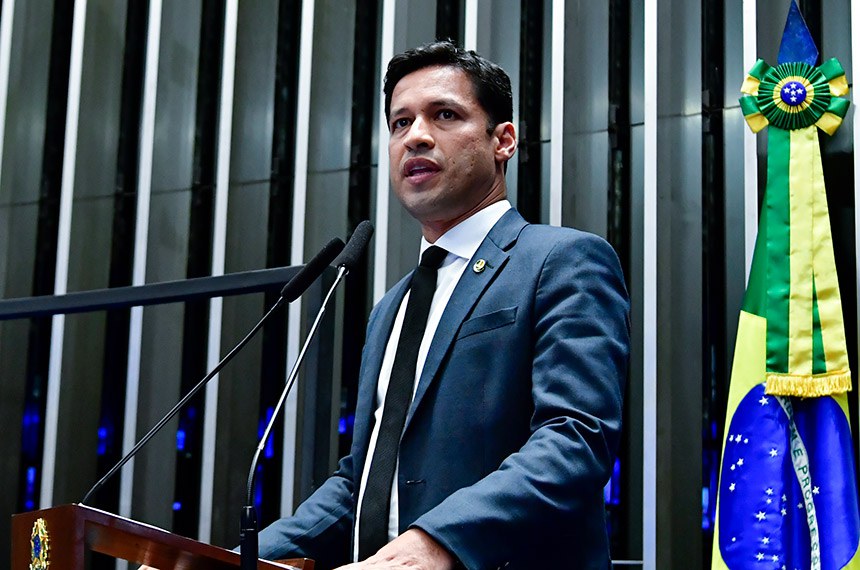 Em discurso, à tribuna, senador Rodrigo Cunha (União-AL).