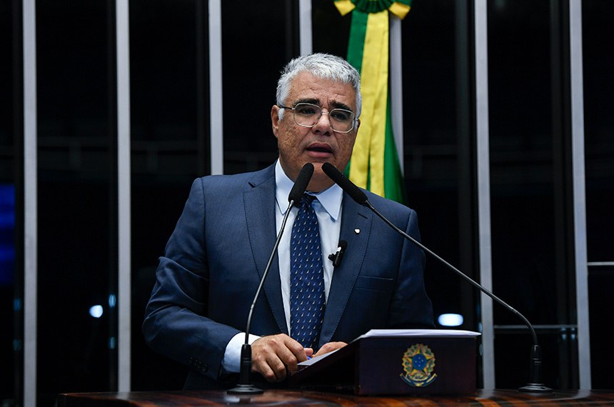 À tribuna, em discurso, senador Eduardo Girão (Novo-CE). 
