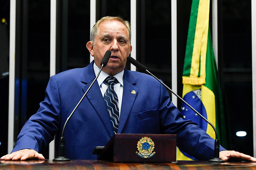 À tribuna, em discurso, senador Izalci Lucas (PSDB-DF). 