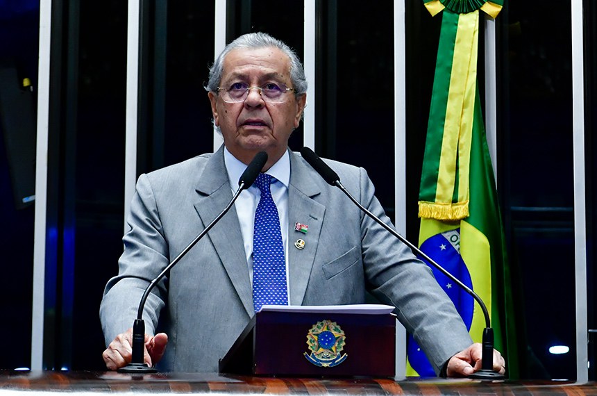 À tribuna, em discurso, senador Jayme Campos (União-MT). 